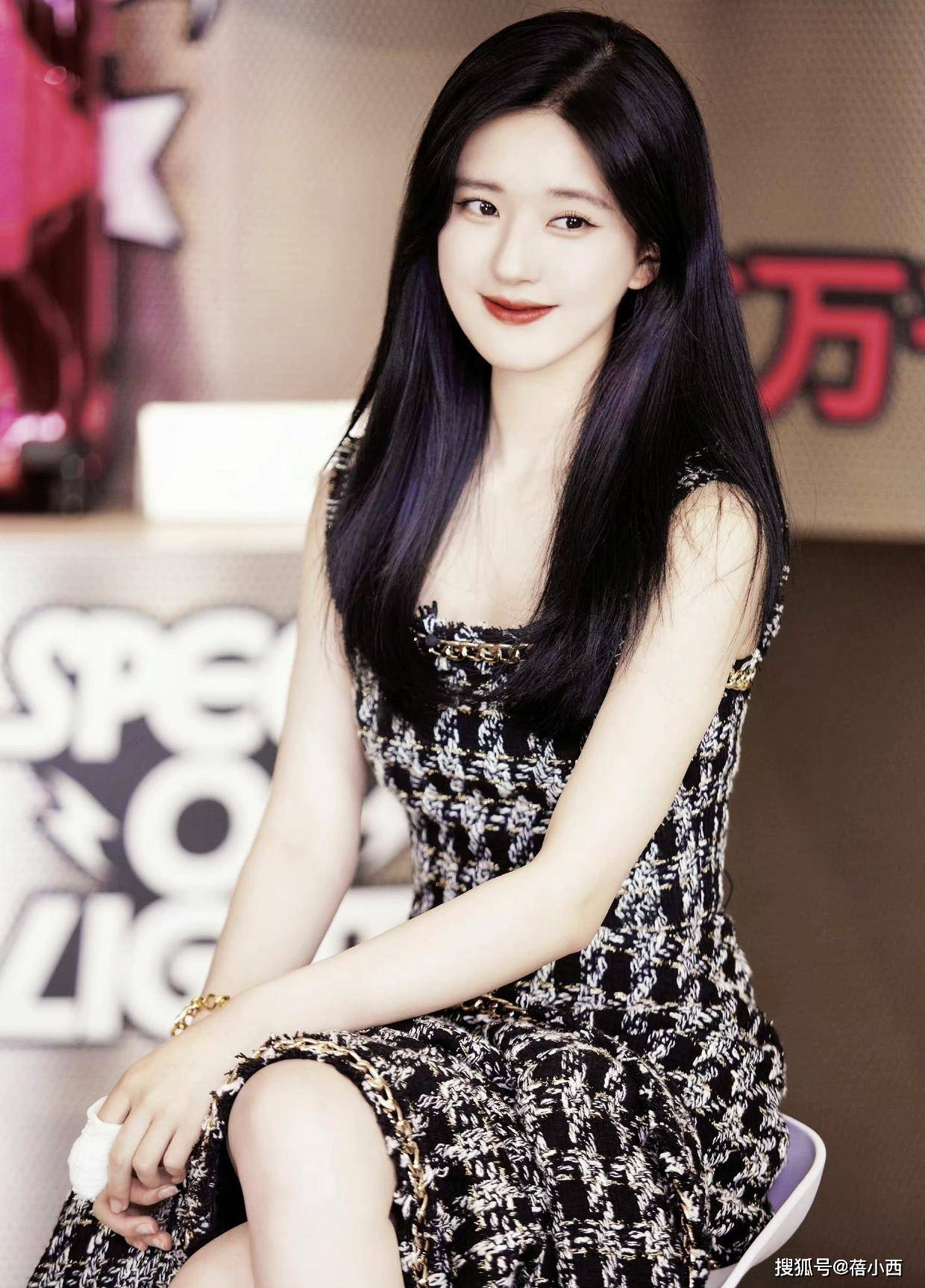 赵露思 赵露思才是“甜妹”中的顶流，穿小香风格纹裙配长靴，气场真高级