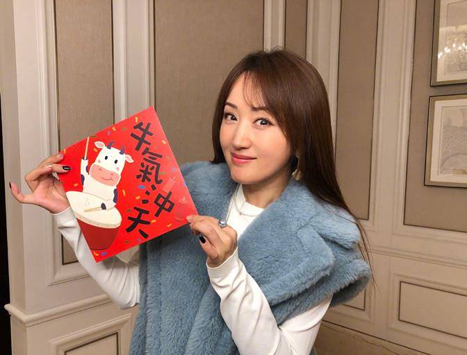 黑色 杨钰莹罕见走机场无人送!穿紧身T恤牛仔裤凹曲线,花瓶身材抢镜