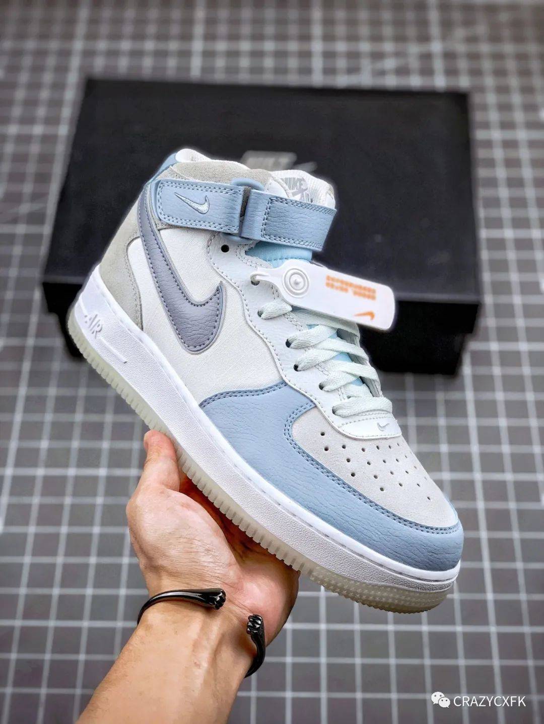 外观 耐克灰蓝空军一号 Nike Air Force 1 07 Blue White 中帮水晶底运动鞋