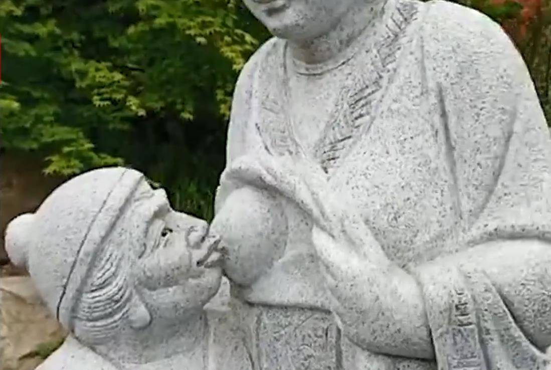 浙江一景区出现女子给婆婆喂母乳的雕塑，大肆宣传愚孝，引发争议