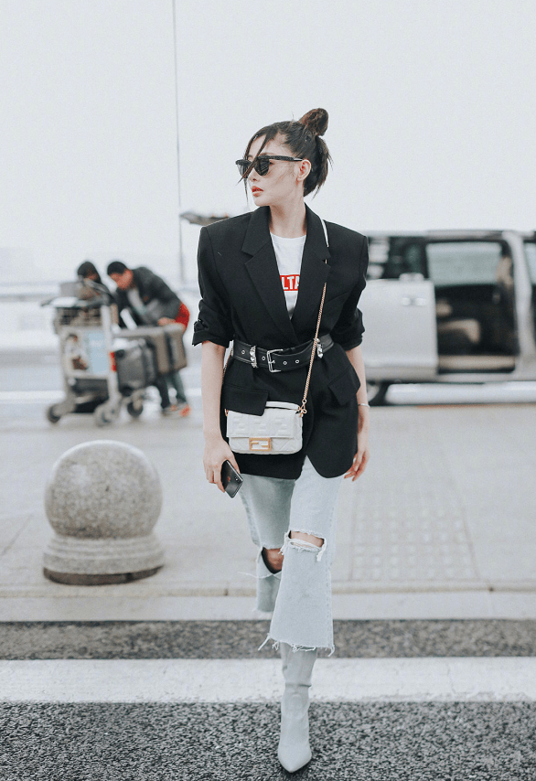 张天 张天爱好胜心还挺强的，与男明星并肩，肩膀比张涵予还要宽