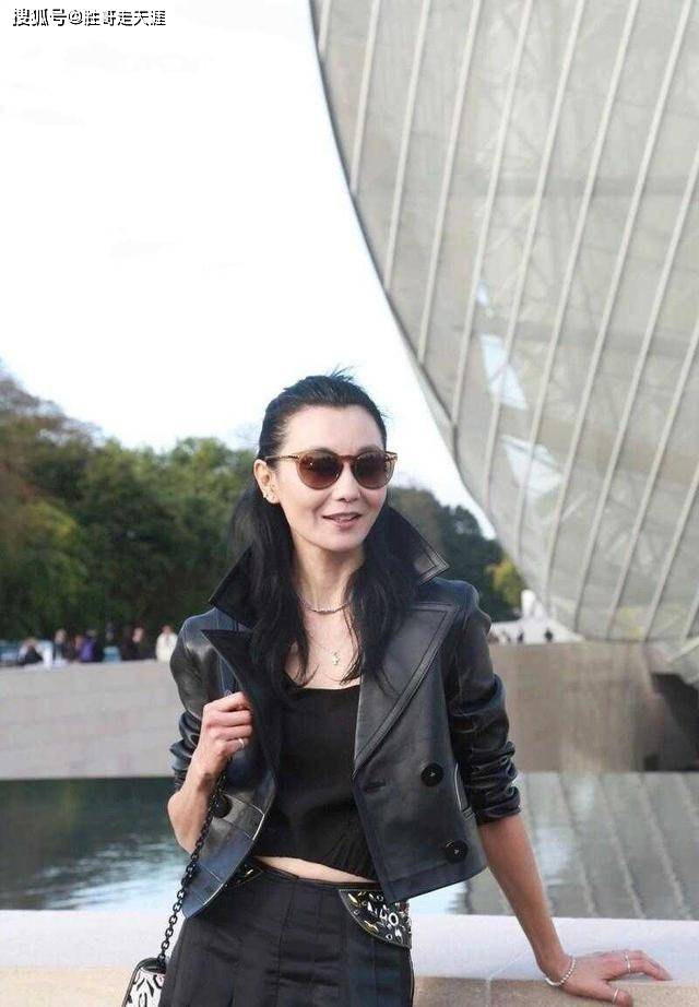 感觉 张曼玉到国外好会穿,短皮衣配高开叉半身裙又飒又美,太洋气了
