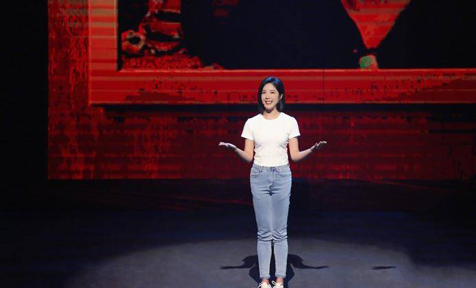 卫衣 赵奕欢逛动物园，穿卫衣配健美裤秀身材曲线，见长颈鹿还俏皮亲吻