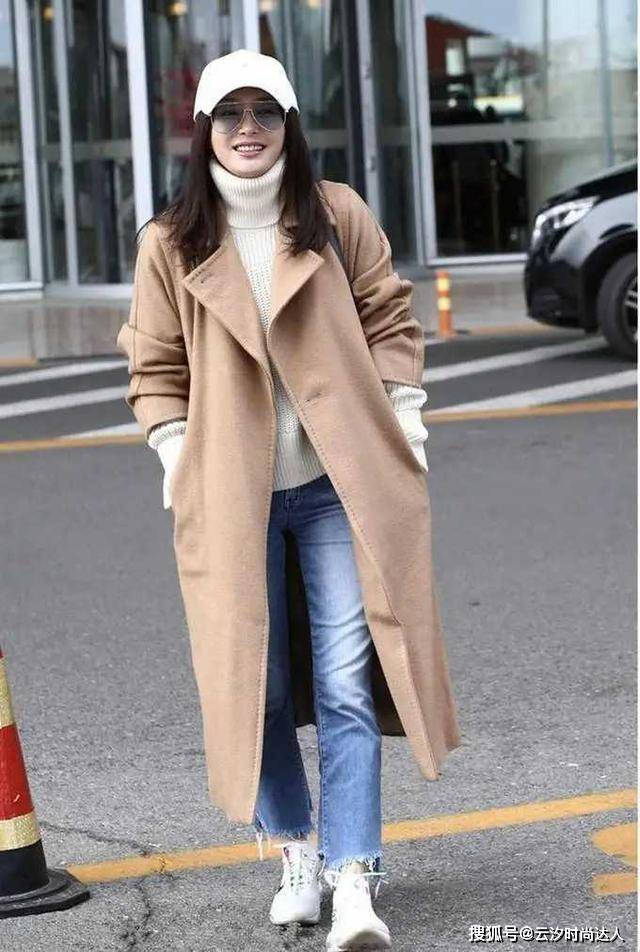 显得 李颖哪像66年的人,穿驼色大衣配吊带衣高级惊艳,美得不敢认