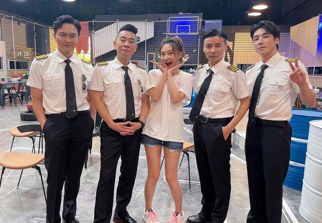 湾区 应采儿排场真大！合影站C位比制服哥哥们抢镜，笑容甜美真像少女