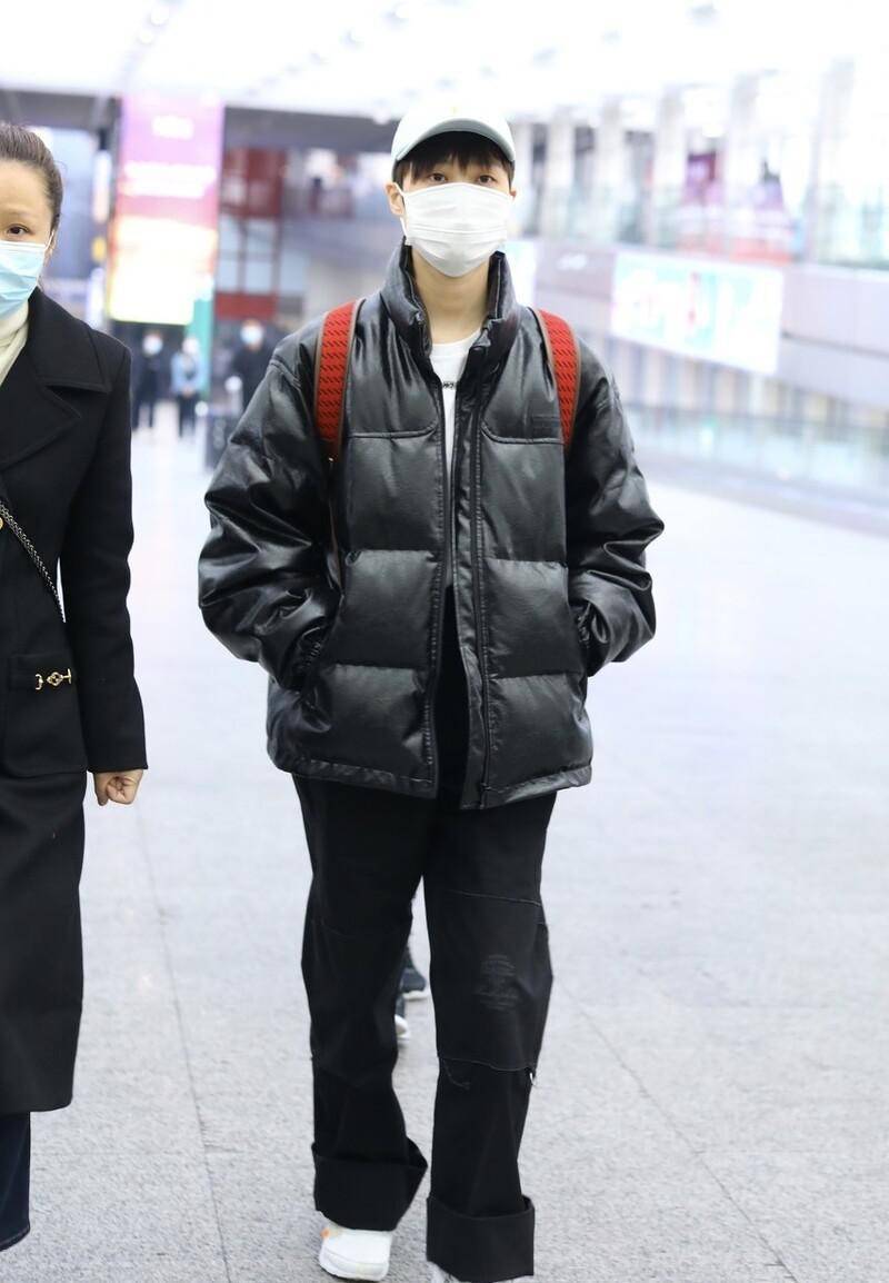 主要部分 李宇春坚持走帅气路线，私下里一身黑白造型真简约，但气质挡不住