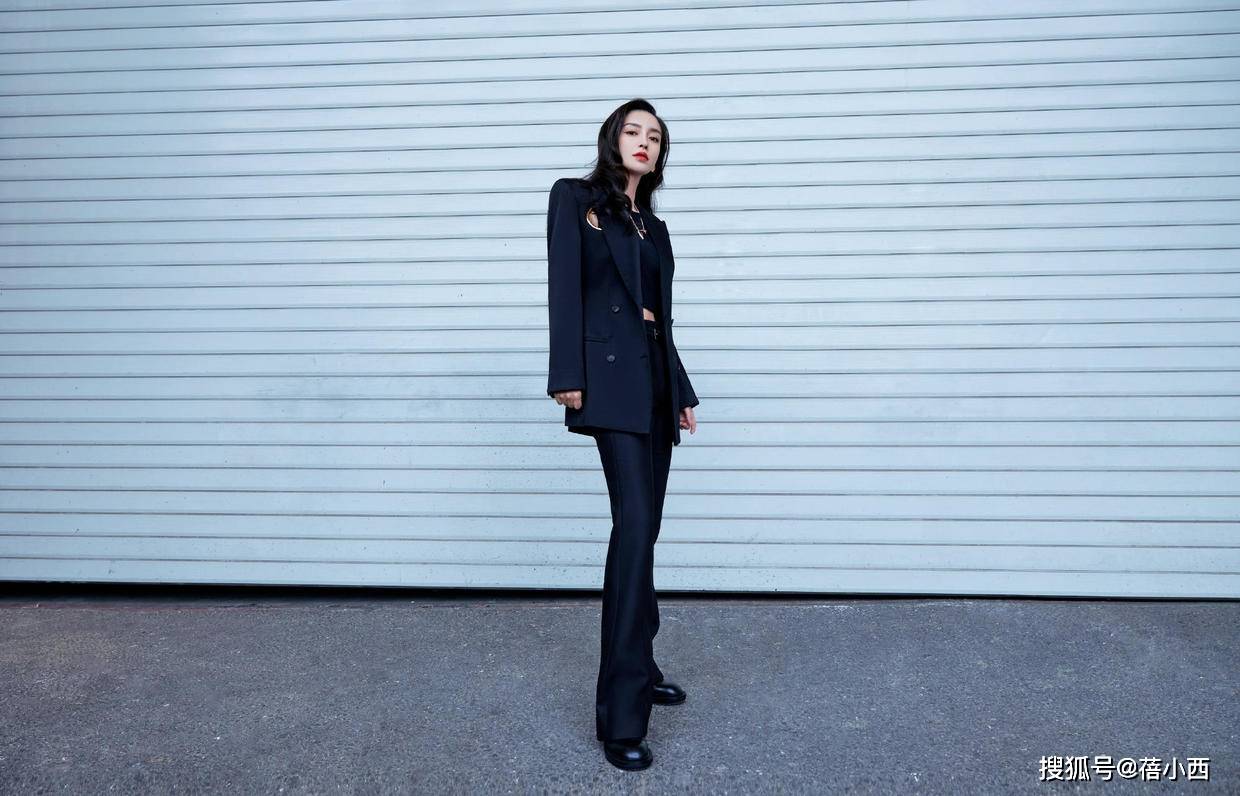 杨颖 Angelababy杨颖确定不是18岁？穿蓝白运动服配麻花辫，像个高中生