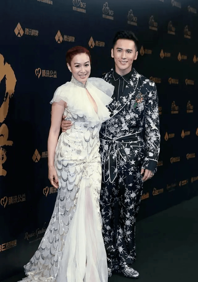 身材 钟丽缇到底有多拼?穿深V连衣裙腰下勒出赘肉,好在气质够惊艳