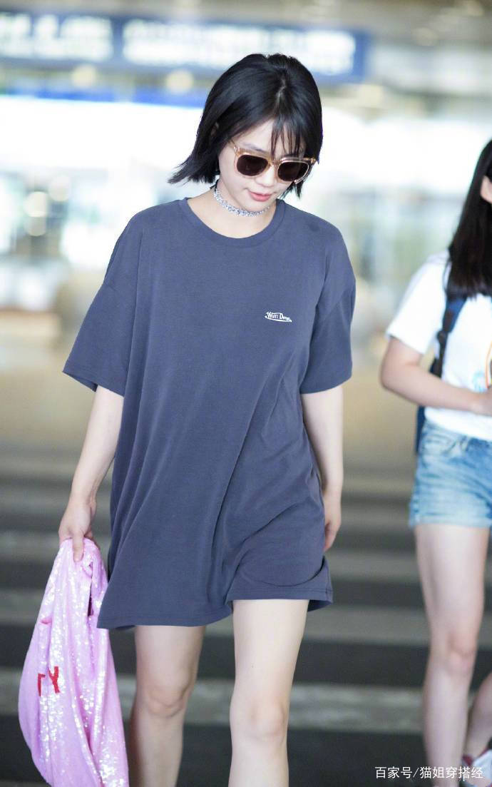 马思纯 马思纯瘦的时候真自信，还敢“下衣失踪”秀长腿，太时髦了