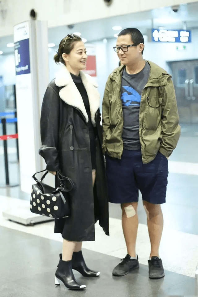 羽绒服 45岁梅婷真养眼，一袭白色连衣裙优雅大气，看不出中年妇女感