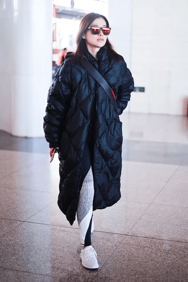 羽绒服 45岁梅婷真养眼，一袭白色连衣裙优雅大气，看不出中年妇女感