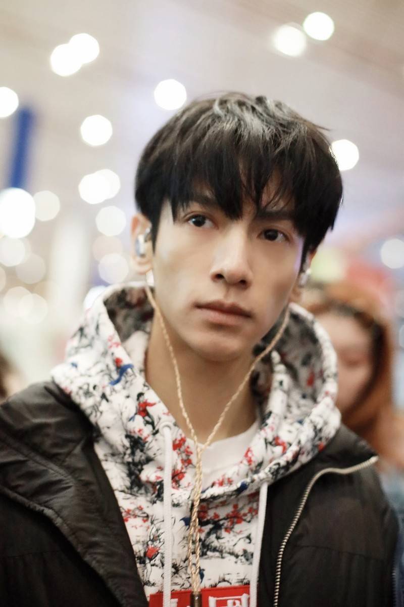 气息 罗云熙运动装走机场，花卫衣清爽简约，面容清瘦连颧骨凸出来了