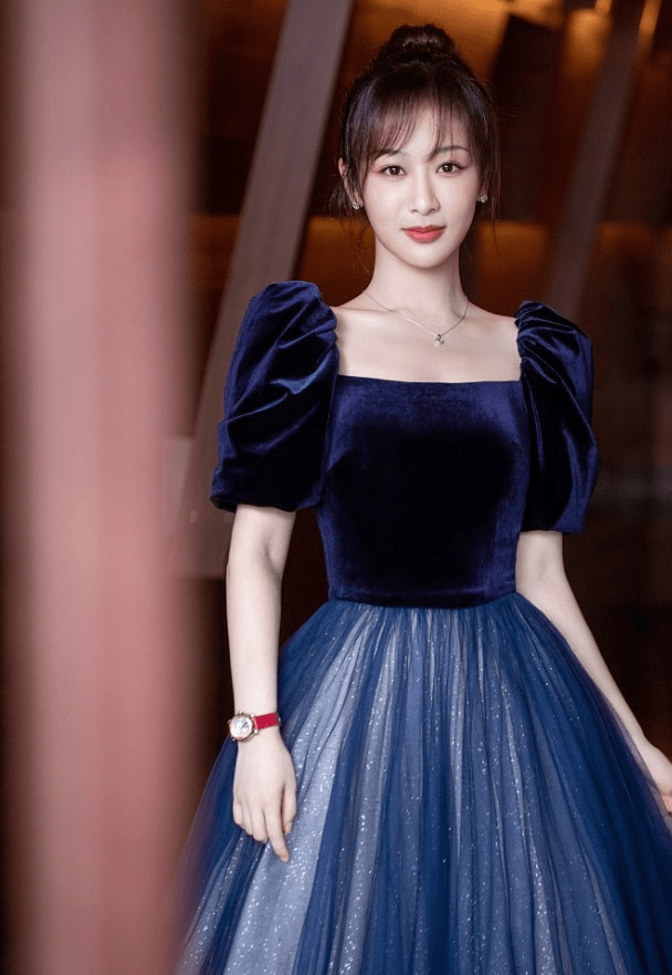 出圈 杨紫雨中撑伞造型出圈了，穿方领泡泡袖裙子，别有一番风情