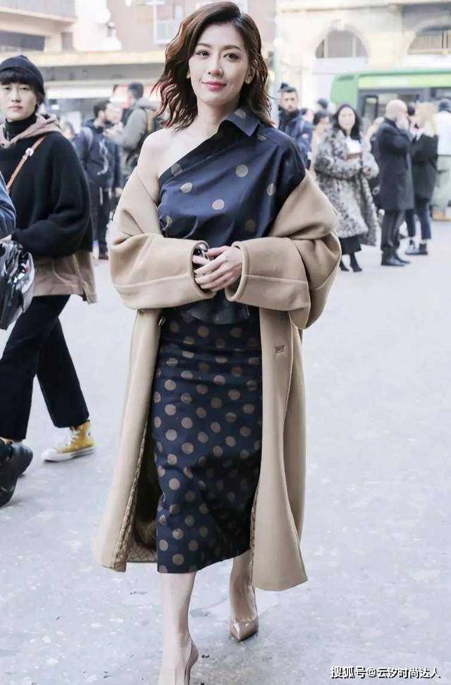 显得 李颖哪像66年的人,穿驼色大衣配吊带衣高级惊艳,美得不敢认