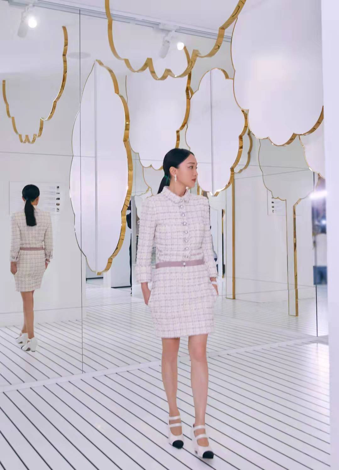 黑衣 年近50的周迅还是很有灵气,黑衣红唇很美艳,“荷花领”挺惹眼