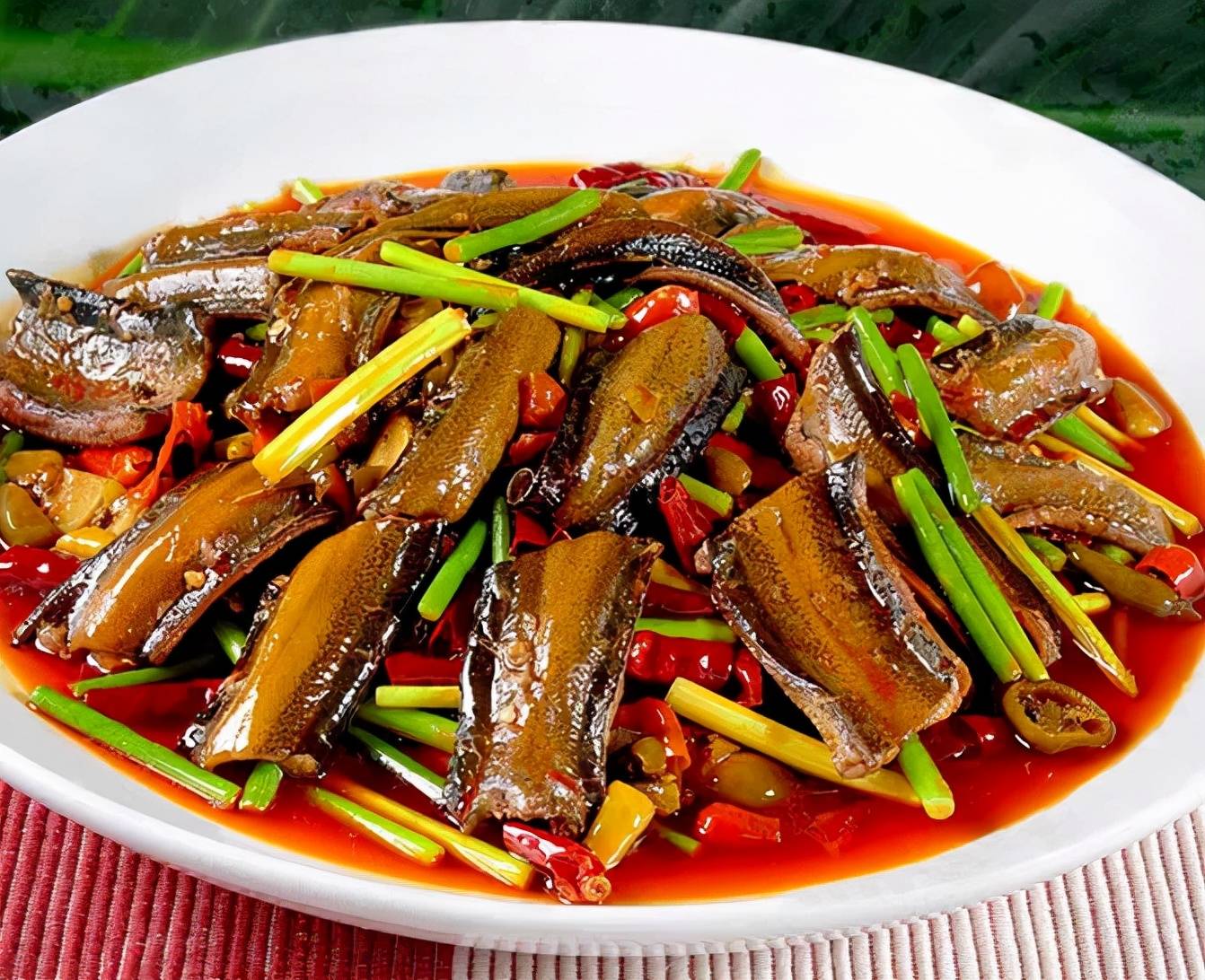 酱爆黄鳝,酸辣泥鳅所有菜品均是鱼池养殖现点先杀的永远是最新鲜的