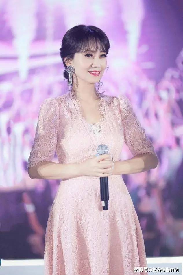 花衣服 女人50岁后，少穿花衣服，最好多穿这3种“颜色”，显白显气质
