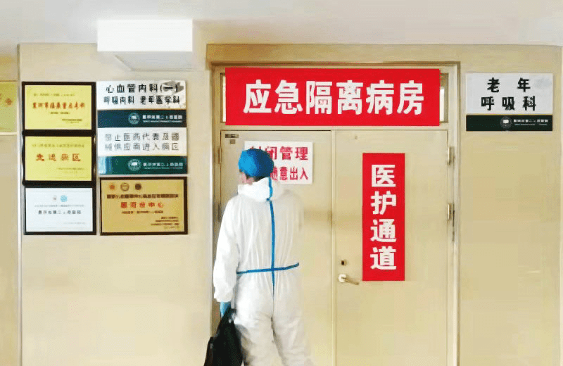 黑河联通工作人员前往医院隔离区保障通信服务 供图 黑河联通