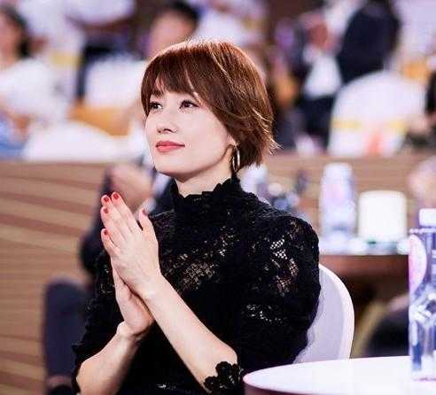 马伊琍 马伊琍离婚后瘦成纸片人,穿黑色裙看着只有90斤,胜在气质出众