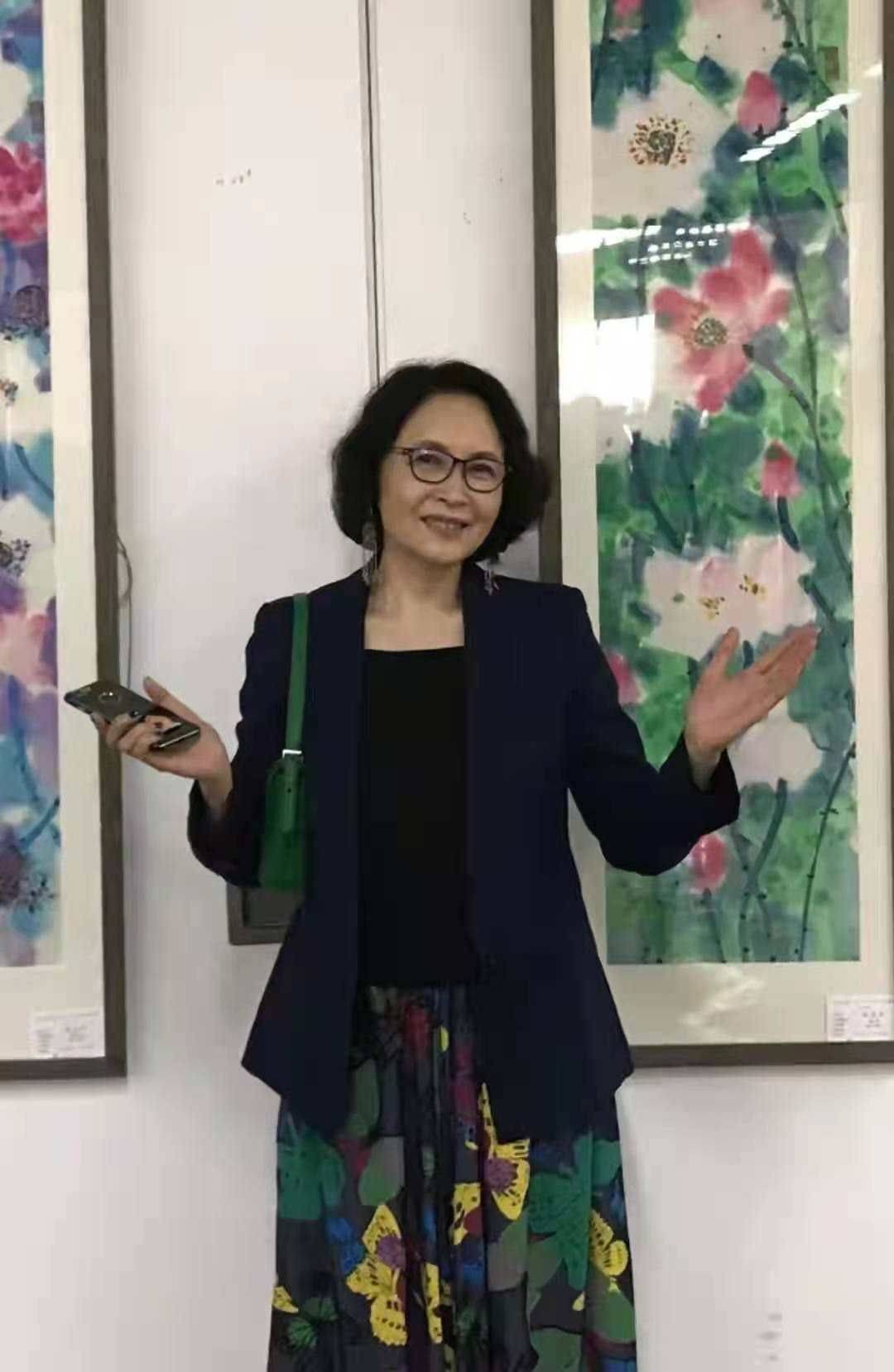 晓英 宋晓英美了一辈子，穿旗袍配披肩优雅到骨子里，奶奶辈照穿显气质