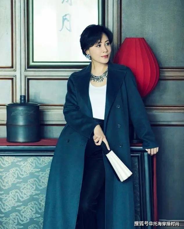 花衣服 女人50岁后，少穿花衣服，最好多穿这3种“颜色”，显白显气质