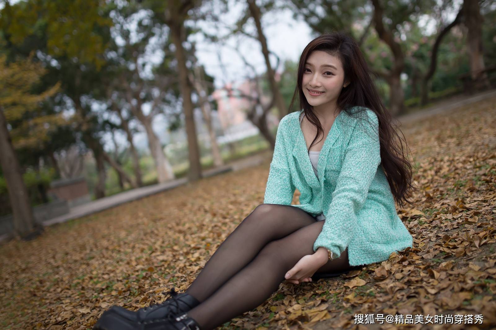 黑色 浅绿色的针织开衫时尚又吸睛，下搭一条浅白色牛仔短裤，潮范十足