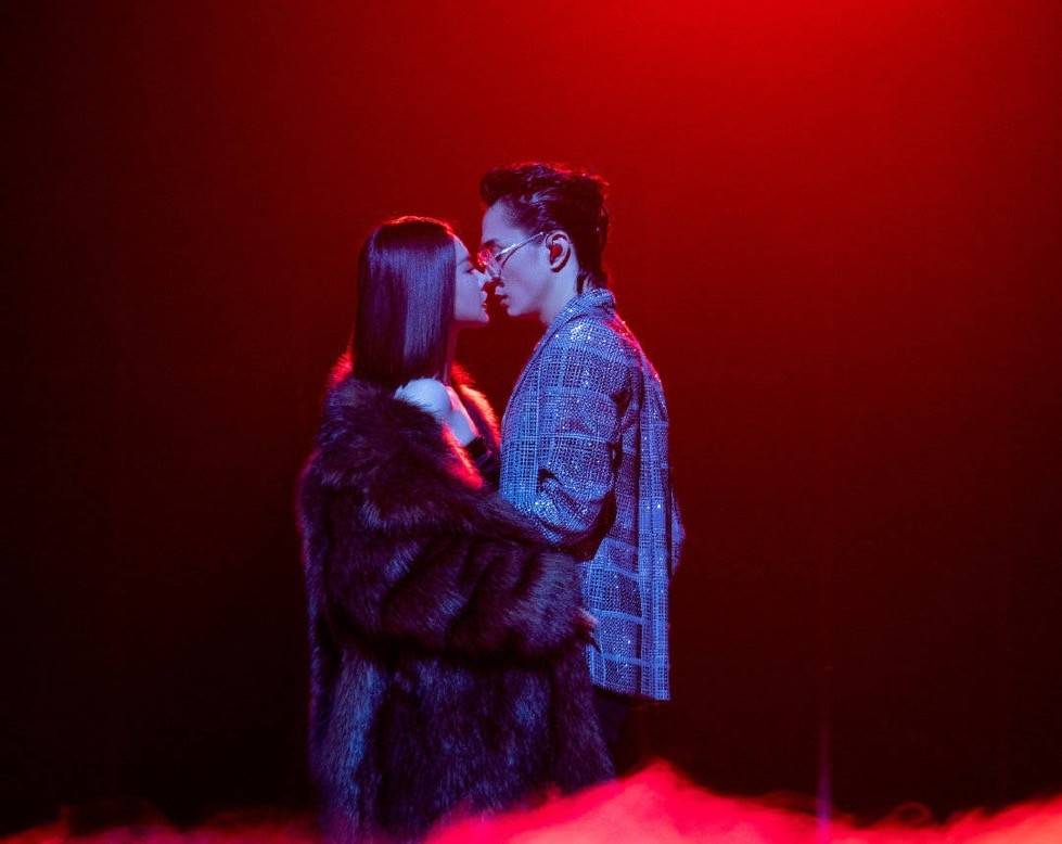 张晋|《披哥》的最大赢家，不是陈小春、张晋，而是被骂上热搜的他