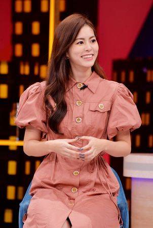 原创王传一拍戏柜子朝脸倒下差01公分砸伤眼任容萱冲第一救援