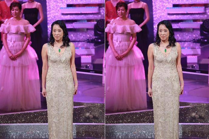 显得 朱玲玲和现任老公“难得同框”,穿柔纱裙太显气质,不亏是前港姐