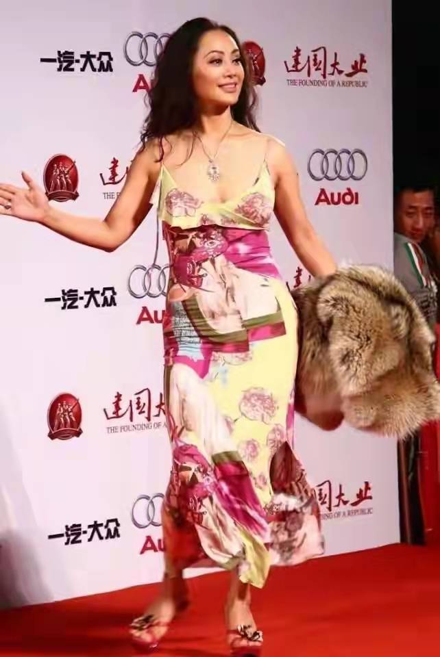 原创宁静早期走红毯照片被翻出穿低领装不惧显身材侧身比正面更美