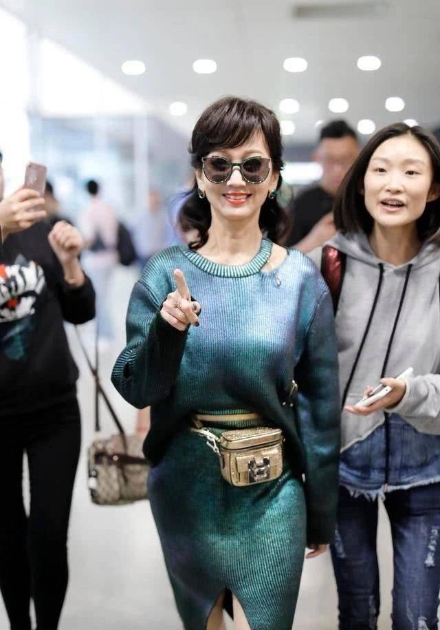 皱纹 生图下的赵雅芝老得真实,打扮时髦皱纹却明显,终于有了奶奶味道