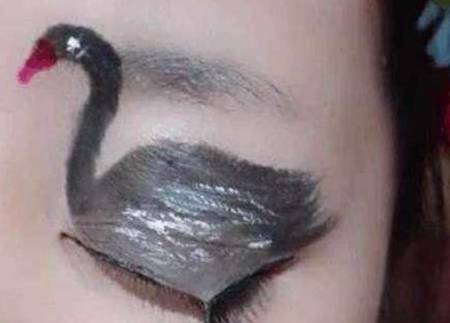 要求女子画眼影画出黑天鹅，当她眨眼的一瞬间，黑天鹅仿佛活过来一般