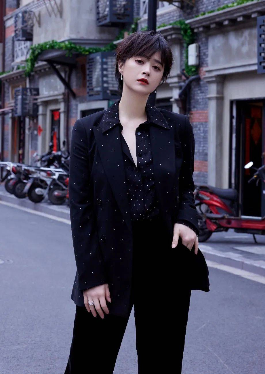 上半身 女星蒋欣瘦成Lisa 2.0？！到底什么情况呀…
