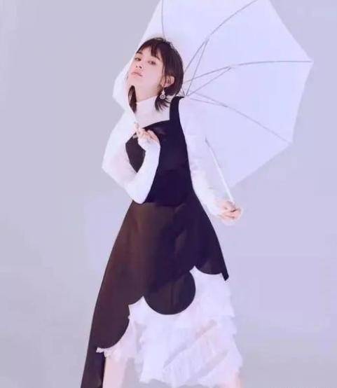设计 王子文也太瘦了，穿深V礼裙优雅又温柔，堪称完美身材比例