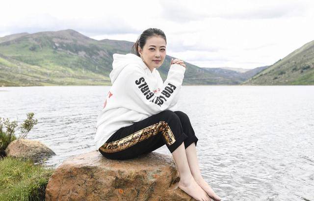 周海媚 53岁周海媚人老心不老！穿白色卫衣，扎高马尾青春靓丽，元气十足