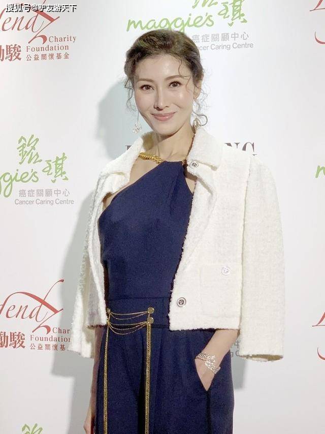 设计 李嘉欣一家三口亮相，穿连体裤配小香风高贵优雅，儿子眼睛太像妈