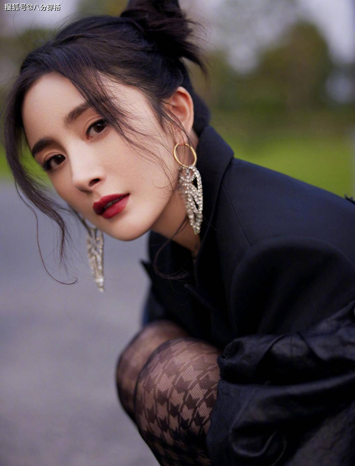 卫衣 杨幂又美出圈了，穿黑色连衣裙扎丸子头俏皮时髦，一点不像孩子妈