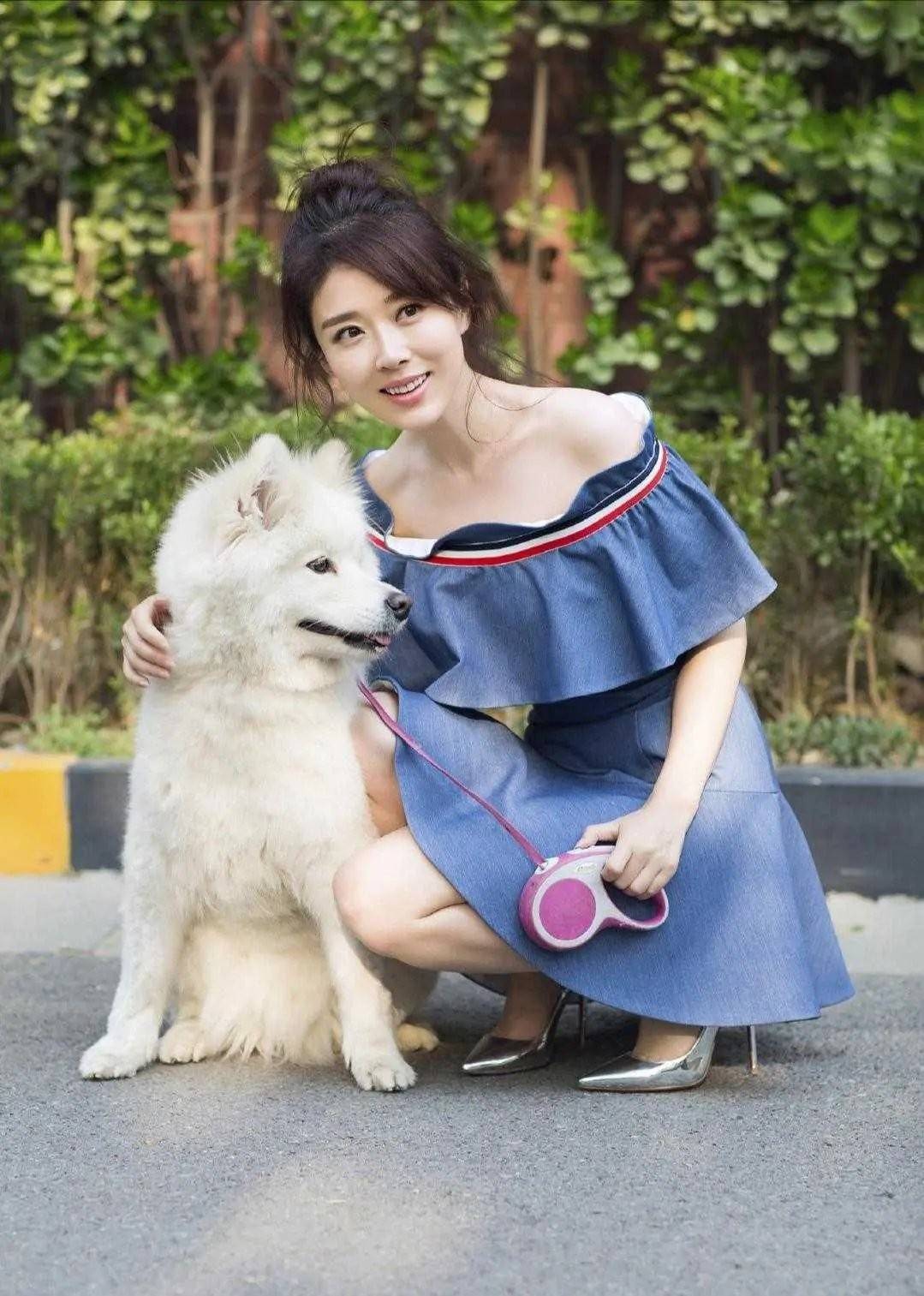 嫦娥 颜丹晨不愧是大众封的最美嫦娥，连遛狗穿的连衣裙，也减龄时髦