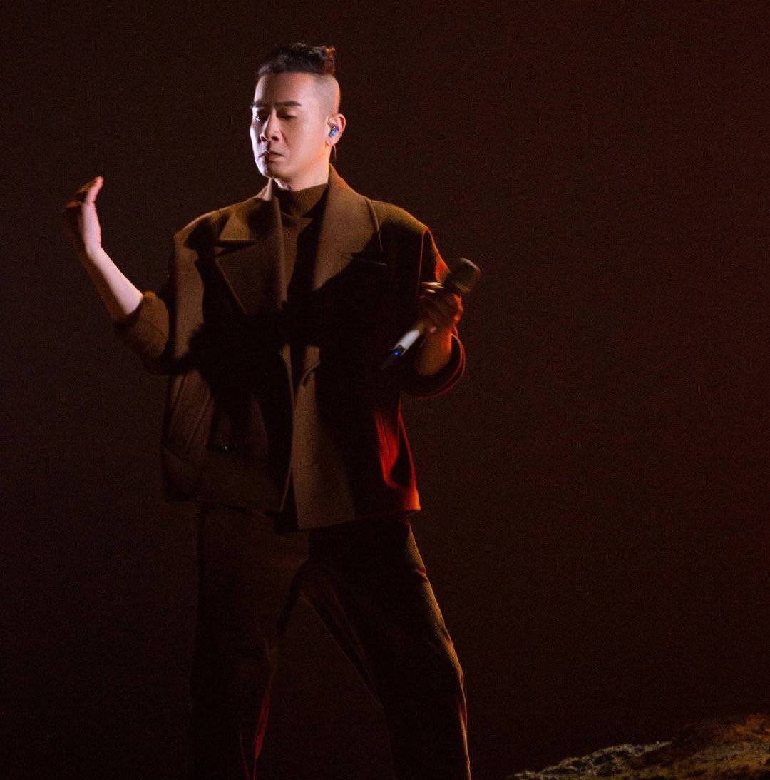 张晋|《披哥》的最大赢家，不是陈小春、张晋，而是被骂上热搜的他