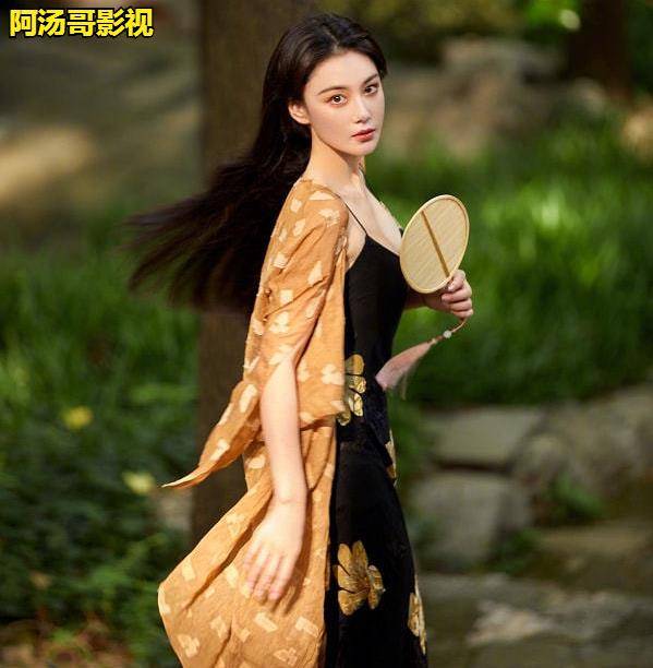 阿汤哥 张馨予在晒自己的美照，穿吊带裙并手持小圆扇，似古装仙女
