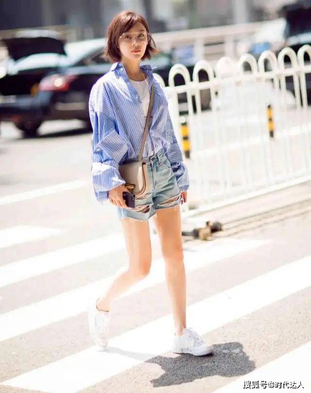 大腿 谢娜真是越来越美,穿绿色露脐装短裤秀少女腰,双马尾俏皮减龄