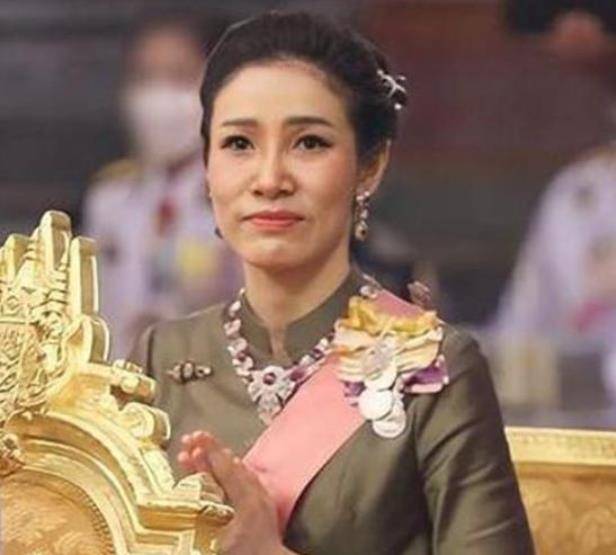 活动|苏提达出手压制诗妮娜，高调晒出活动镜头，妾室高光时刻被删减