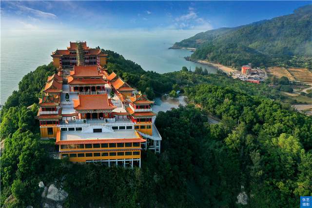 国内第一所海边悬崖寺庙，三面环海景色极佳，被誉为阳江小故宫