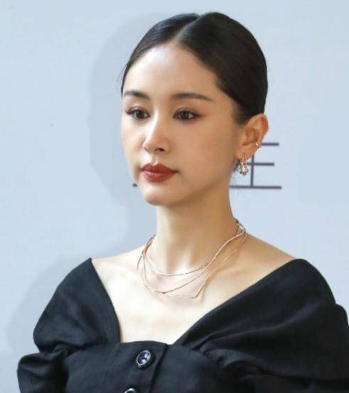 设计 王子文也太瘦了，穿深V礼裙优雅又温柔，堪称完美身材比例