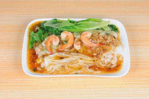 食材:肠粉,鸡蛋,胡萝卜,黄瓜,油菜,绿豆芽,豆瓣酱,酱油,蒜瓣,胡椒粉
