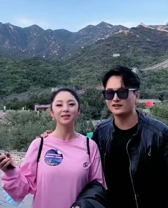 女神|好歌手云飞：6登央视春晚，娶“古典女神”美娇妻，为人低调朴素