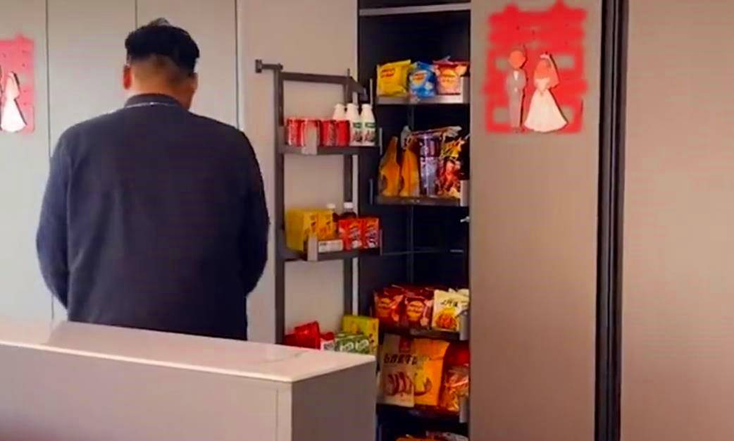 内蒙古|内蒙古一男子,背着妻子准备惊喜整个柜子的零食,网友:真爱