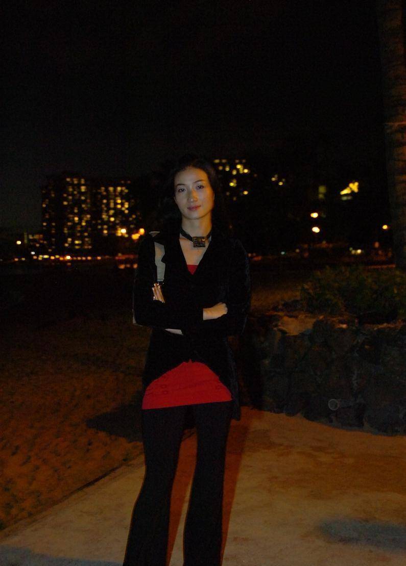 黑色 李赛凤真是挺大胆的，黑色吊带裙却配个“五彩头”，太吸睛了