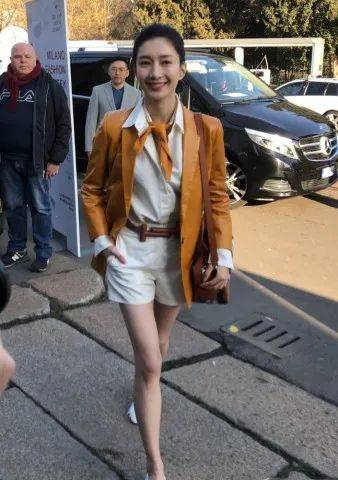 上半身 女星蒋欣瘦成Lisa 2.0？！到底什么情况呀…
