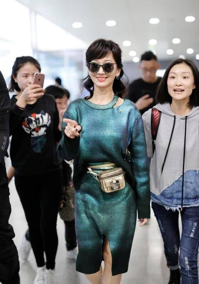 皱纹 生图下的赵雅芝老得真实,打扮时髦皱纹却明显,终于有了奶奶味道